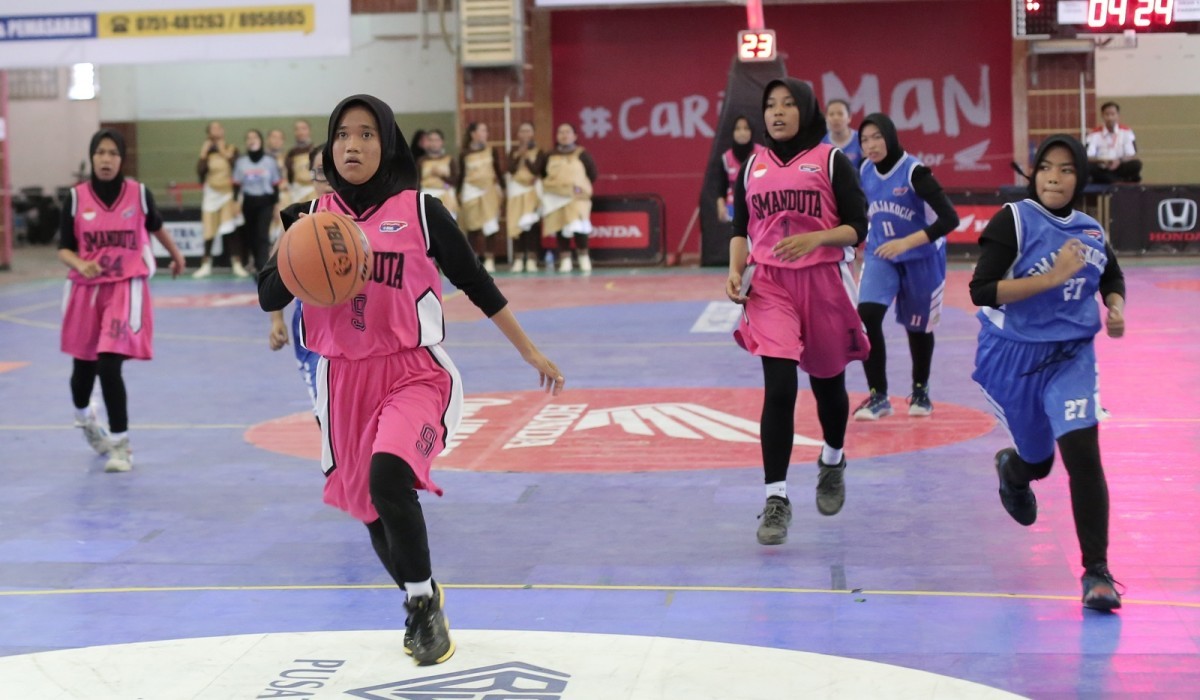 Srikandi SMAN 2 Koto XI Tarusan Rindu Latihan di Lapangan 