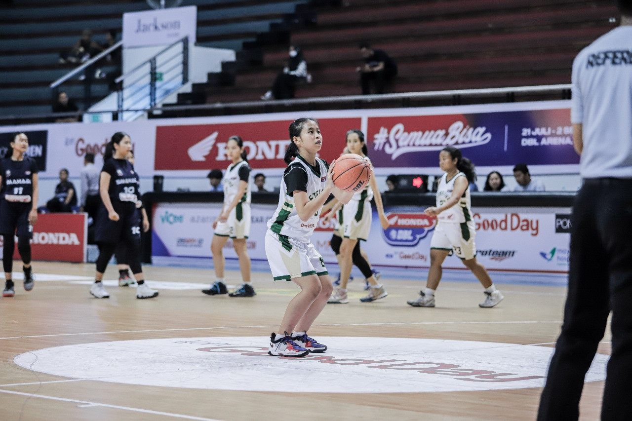 Aksi tim putri SMA Petra 5 Surabaya dalam Honda DBL with Kopi Good Day 2023 East Java Series-North Region