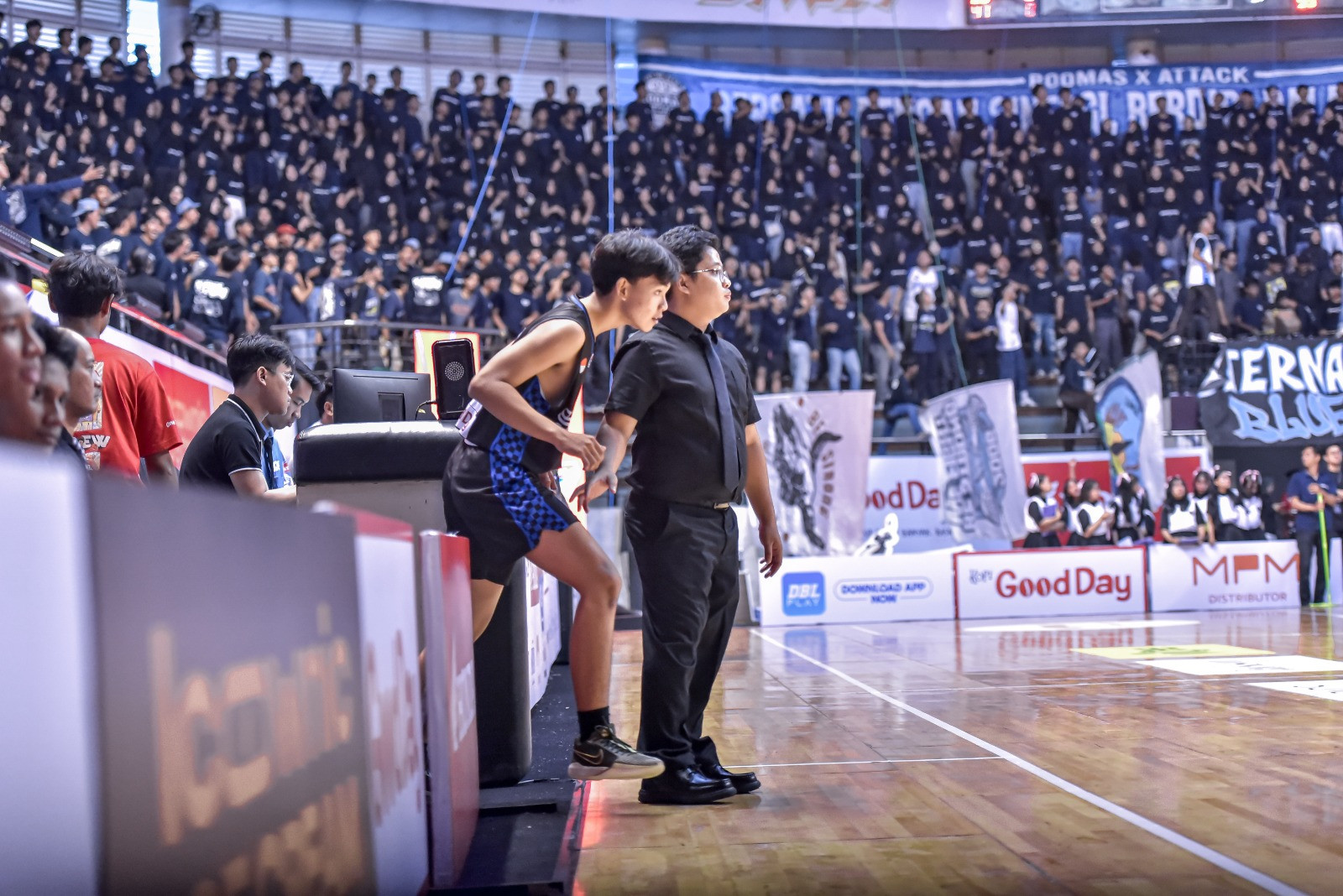 Hadirnya coach Aldo jelas memberi warna tersendiri pada panggung DBL Surabaya. Sosok pelatih muda yang tak pernah berhenti menebar senyum sumringah