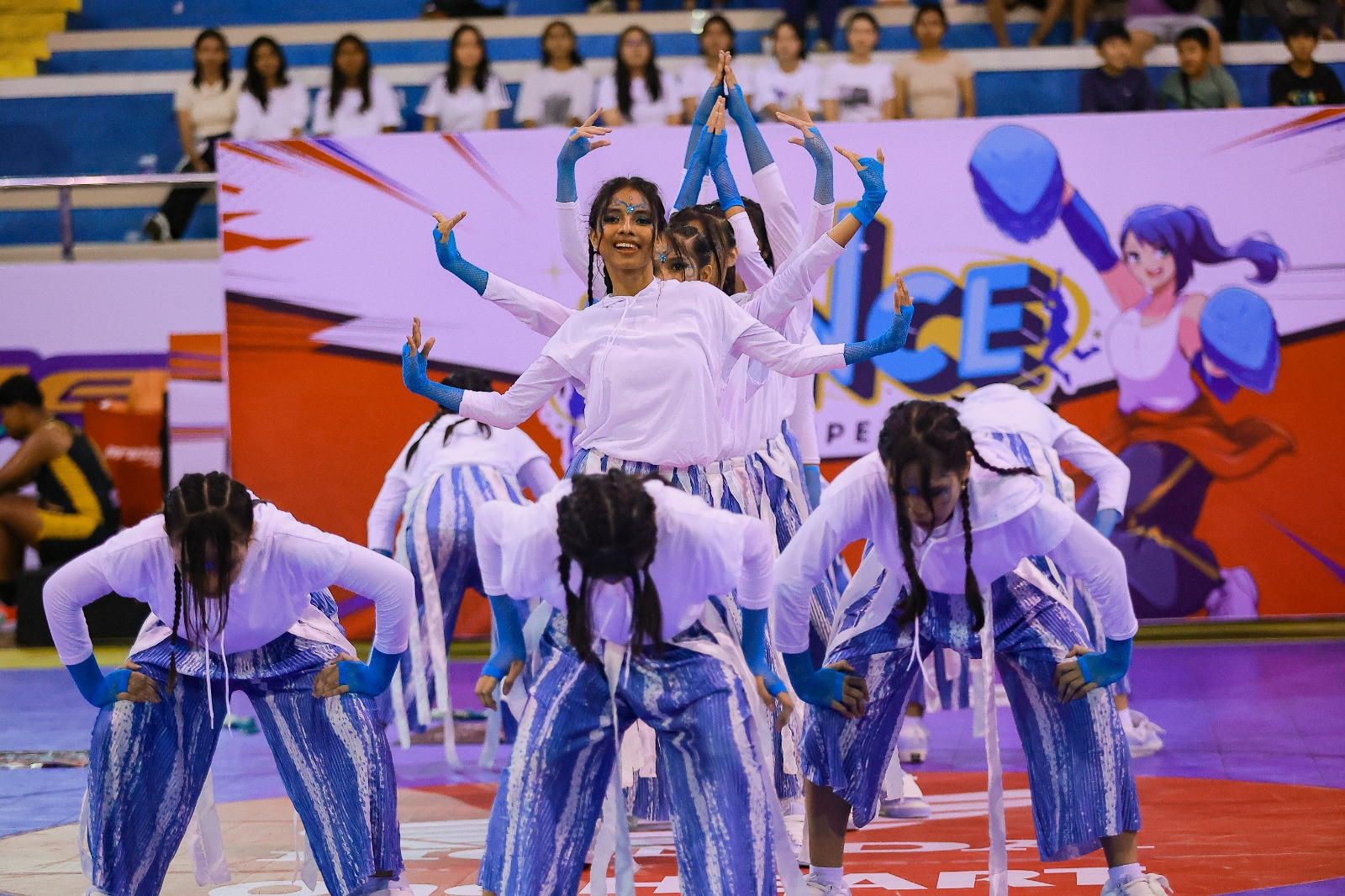 Penampilan pertama datang dari Smantig Dance Team. Tahun ini mereka mengemas tema besar ‘Move Up’ lewat seni tari lokal. “Kita ingin mempromosikan kebudayaan dan keunikan Nusa Tenggara Timur lewat seni tari. Kita ingin menunjukkan bahwa keunikan budaya bukan sesuatu yang harus disembunyikan melainkan untuk dilestarikan,” ungkap Alexandra Naweni, salah satu member Smantig Dance Team.